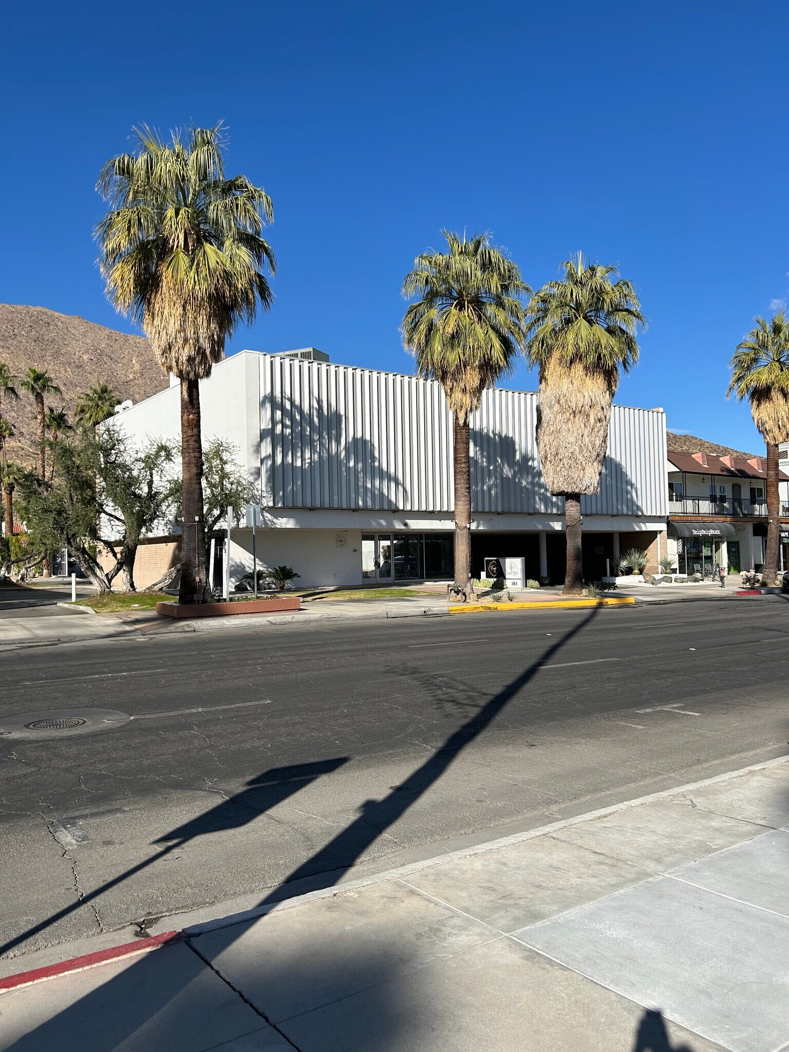 383 S Palm Canyon Dr, Palm Springs, CA à louer Photo de l’immeuble– Image 1 sur 38