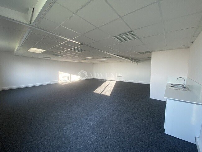 Plus de détails pour 12 Avenue Ampère, Montigny-le-Bretonneux - Bureau à louer