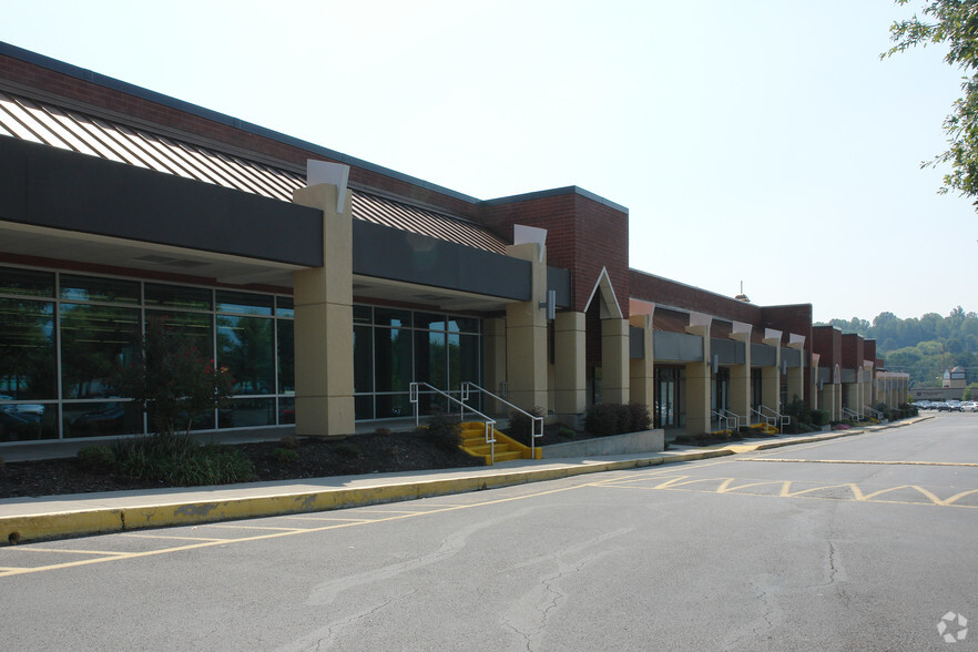 130-192 N Seven Oaks Dr, Knoxville, TN à louer - Photo de l’immeuble – Image 1 sur 2