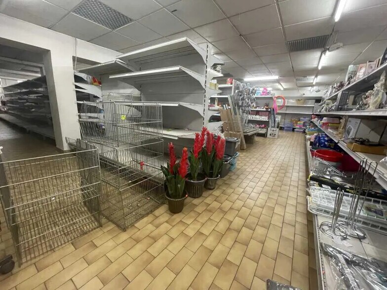 Local commercial dans Allonne à louer - Photo de l’immeuble – Image 3 sur 9