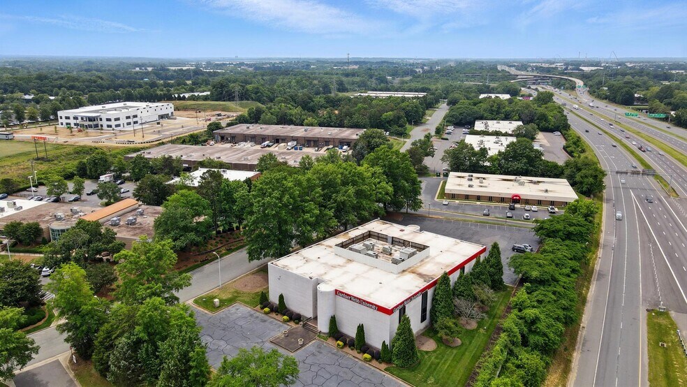 8030 Arrowridge Blvd, Charlotte, NC à vendre - Photo de l’immeuble – Image 2 sur 51