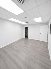 10835-10841 Santa Monica Blvd, Los Angeles, CA à louer Photo intérieure– Image 2 sur 3
