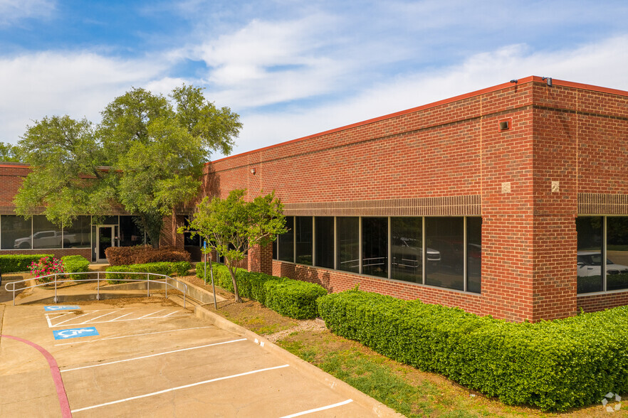 1340-1350 W Walnut Hill Ln, Irving, TX à louer - Photo de l’immeuble – Image 1 sur 10