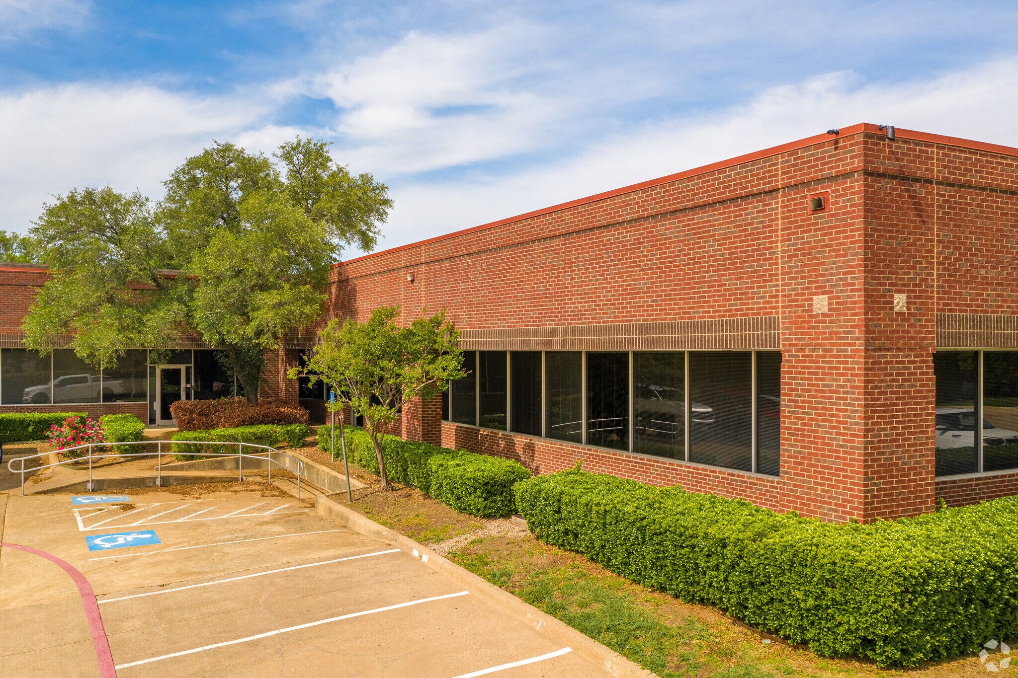 1340 W Walnut Hill Ln, Irving, TX à louer Photo de l’immeuble– Image 1 sur 32