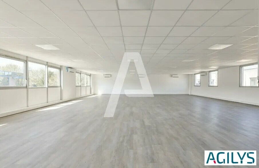 Local d’activités dans Villiers-sur-Marne à louer - Photo de l’immeuble – Image 2 sur 8