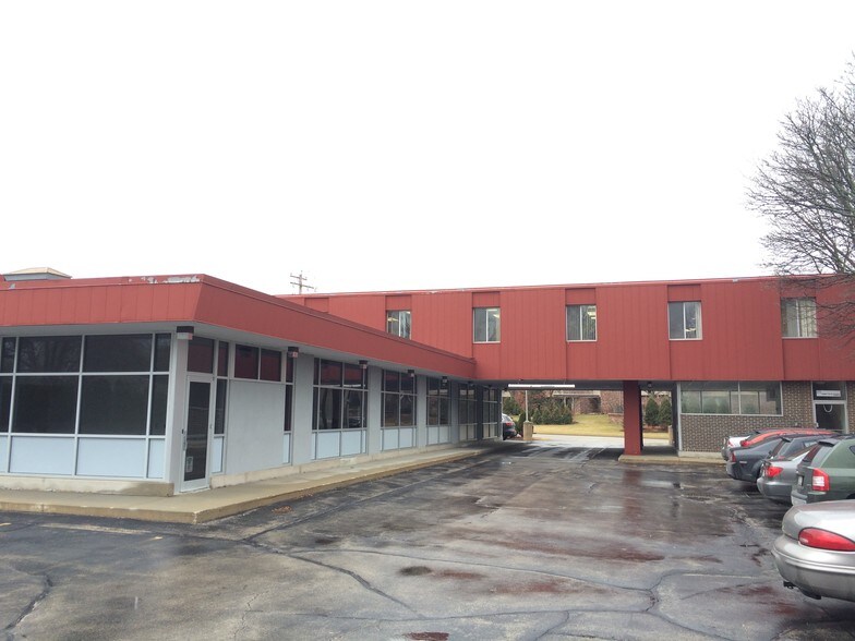 8050 N Port Washington Rd, Fox Point, WI à vendre - Photo de l’immeuble – Image 2 sur 5