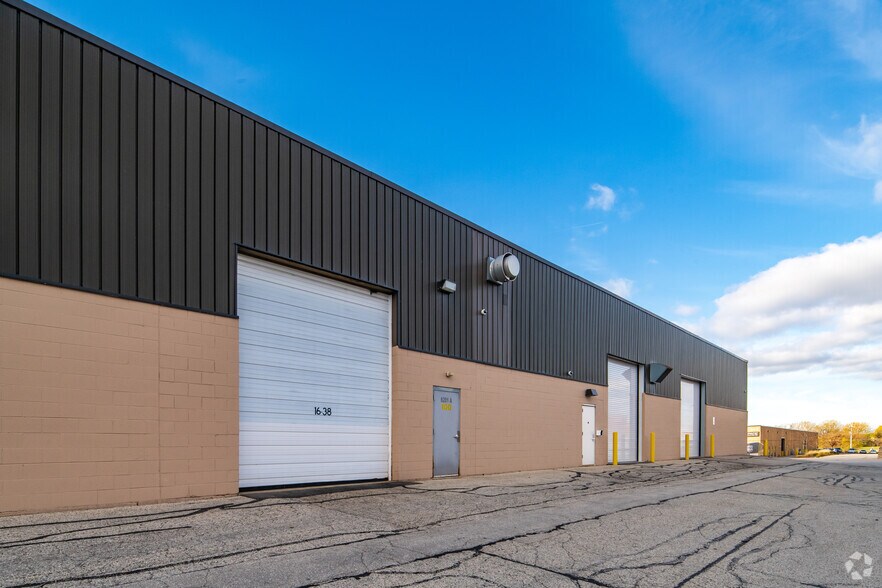 2200 E College Ave, Cudahy, WI à louer - Photo de l’immeuble – Image 3 sur 6