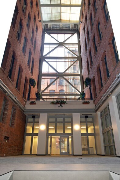 615 2nd Ave, Seattle, WA à louer - Hall d’entrée – Image 2 sur 9