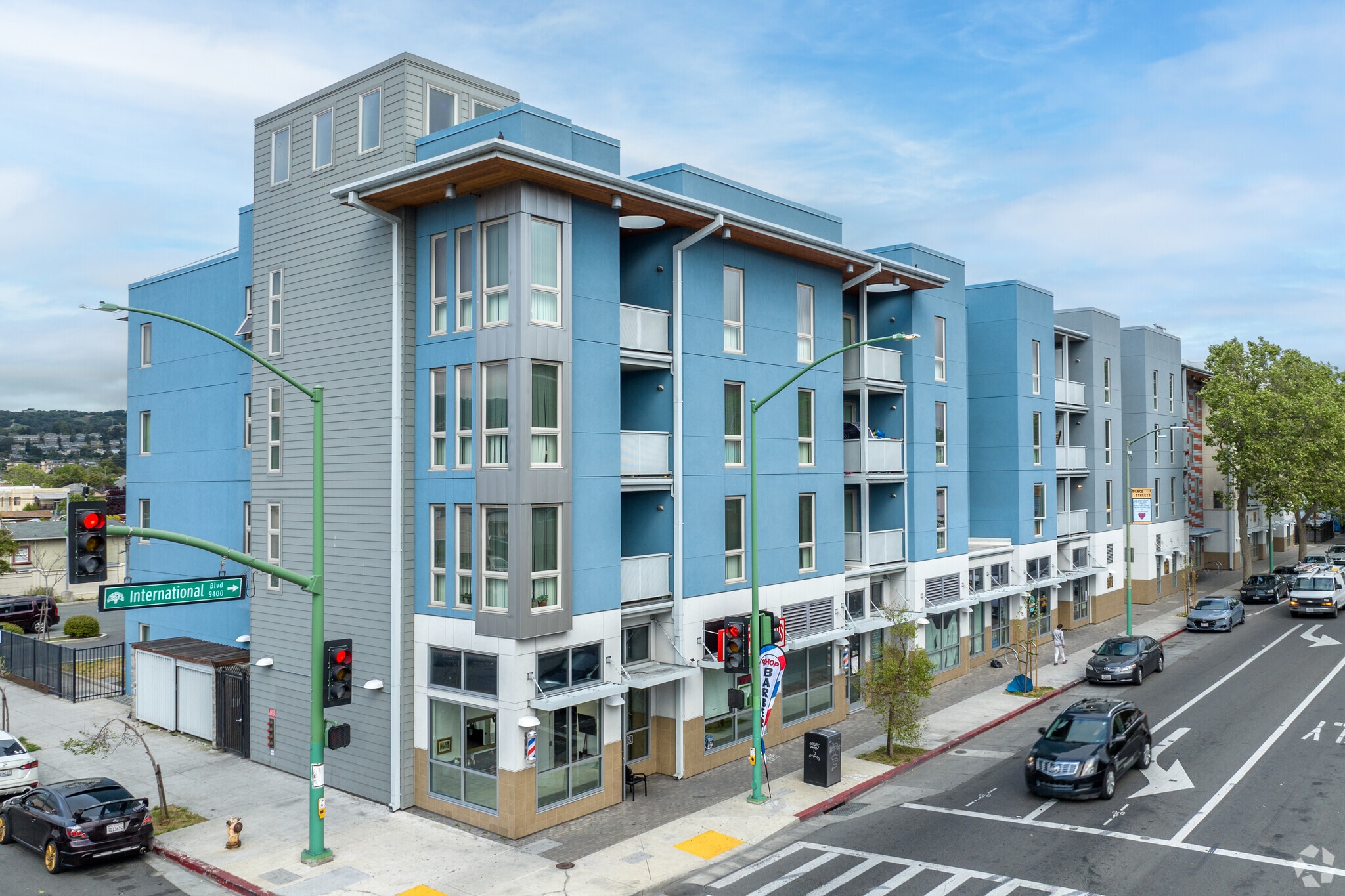 9400 International Blvd, Oakland, CA à louer Photo principale– Image 1 sur 19