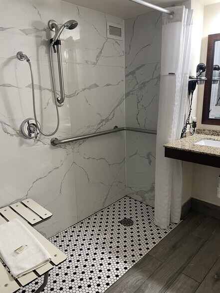 2216 N Dodge St, Iowa City, IA à vendre - Photo de l’immeuble – Image 3 sur 13