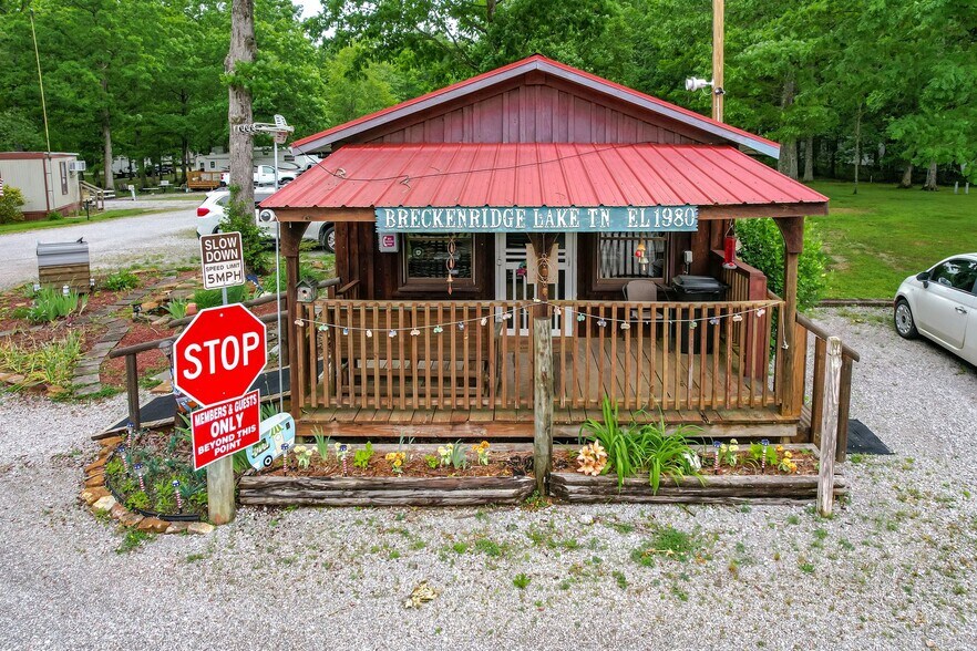 Oak Park Cir, Crossville, TN à vendre - Photo de l’immeuble – Image 1 sur 12
