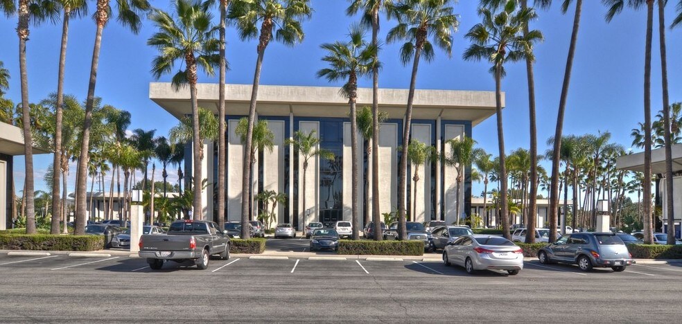 17852 E 17th St, Tustin, CA à louer - Photo de l’immeuble – Image 2 sur 15