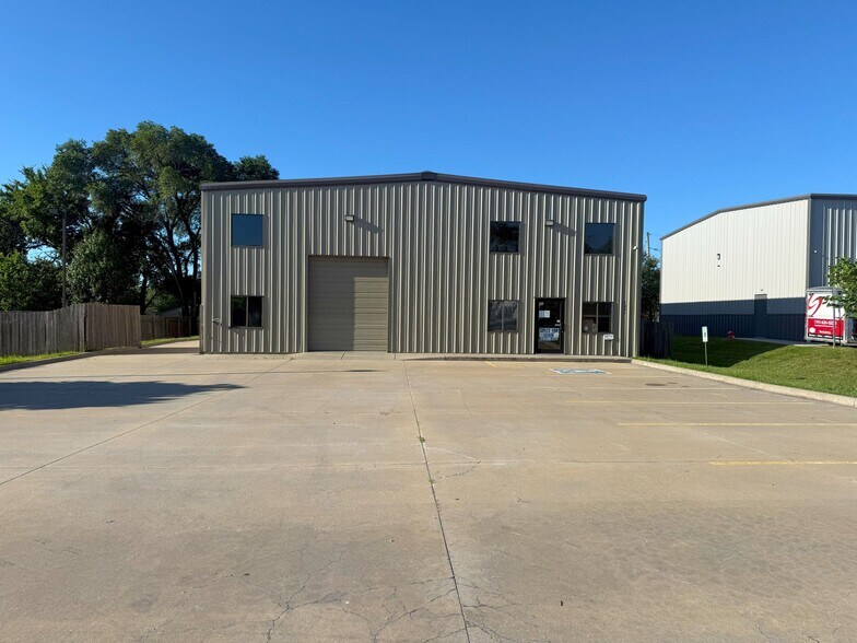 1221 E 25th St, Lawrence, KS à vendre - Photo de l’immeuble – Image 2 sur 46