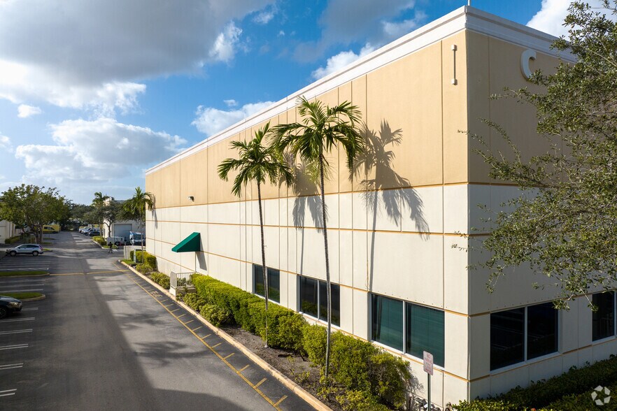 935 NW 31st Ave, Pompano Beach, FL à louer - Photo de l’immeuble – Image 3 sur 26