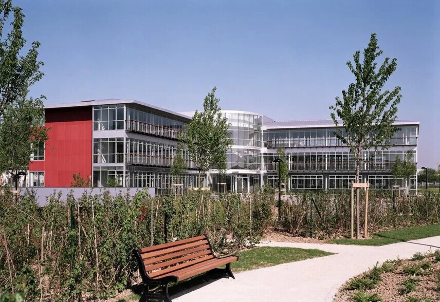 Bureau dans Voisins-le-Bretonneux à louer - Photo de l’immeuble – Image 3 sur 5