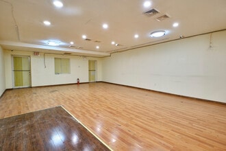 133-40 37th Ave, Flushing, NY à vendre Photo intérieure– Image 2 sur 5