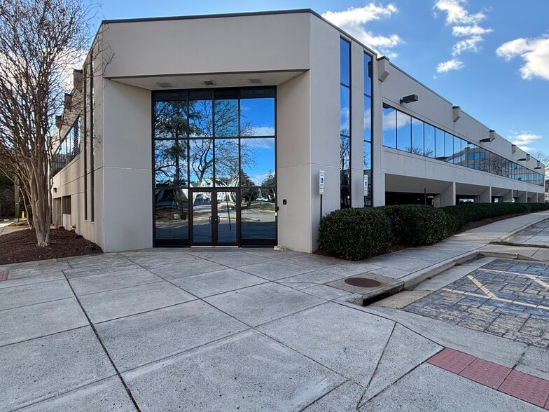 2730 Eisenhower Ave, Alexandria, VA à louer - Photo principale – Image 1 sur 6