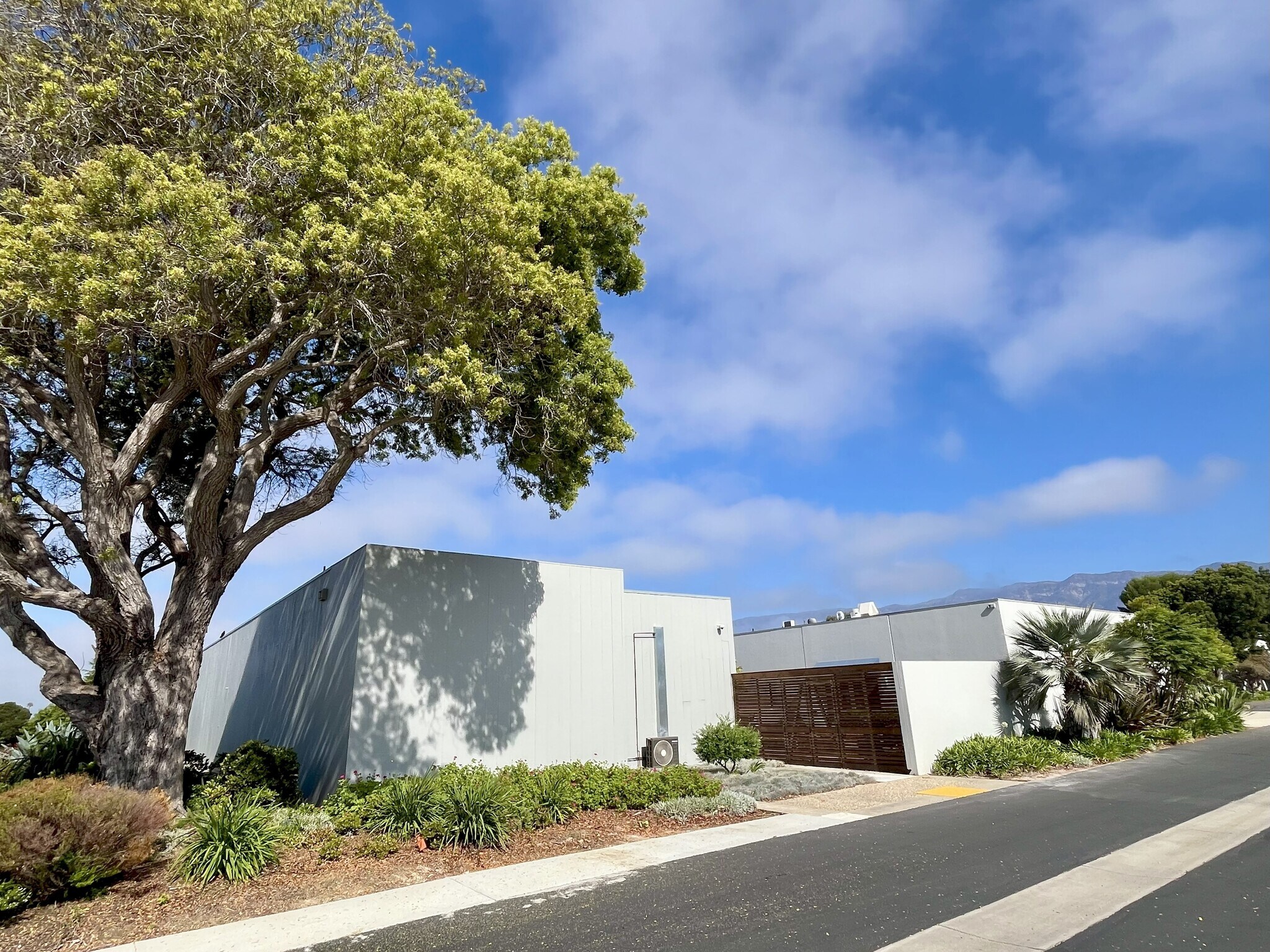 6395 Cindy Ln, Carpinteria, CA à louer Photo de l’immeuble– Image 1 sur 18