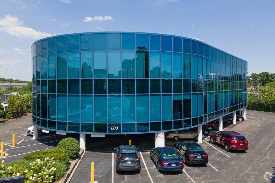 600 Enterprise Dr, Oak Brook, IL à louer - Photo principale – Image 1 sur 47