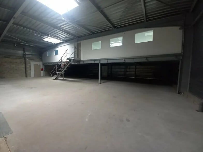 Local d’activités dans Cormelles-le-Royal à louer - Photo intérieure – Image 2 sur 7