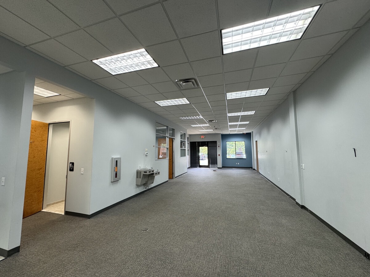 3810 N Elm St, Greensboro, NC 27455 - Lot 205 & 206 -  - Photo intérieure - Image 1 of 4
