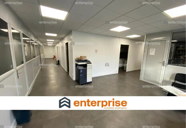 Plus de détails pour Local d'activités à louer