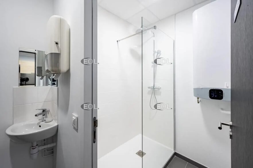 Local d'activités dans Plaisir à vendre - Photo intérieure – Image 2 sur 7