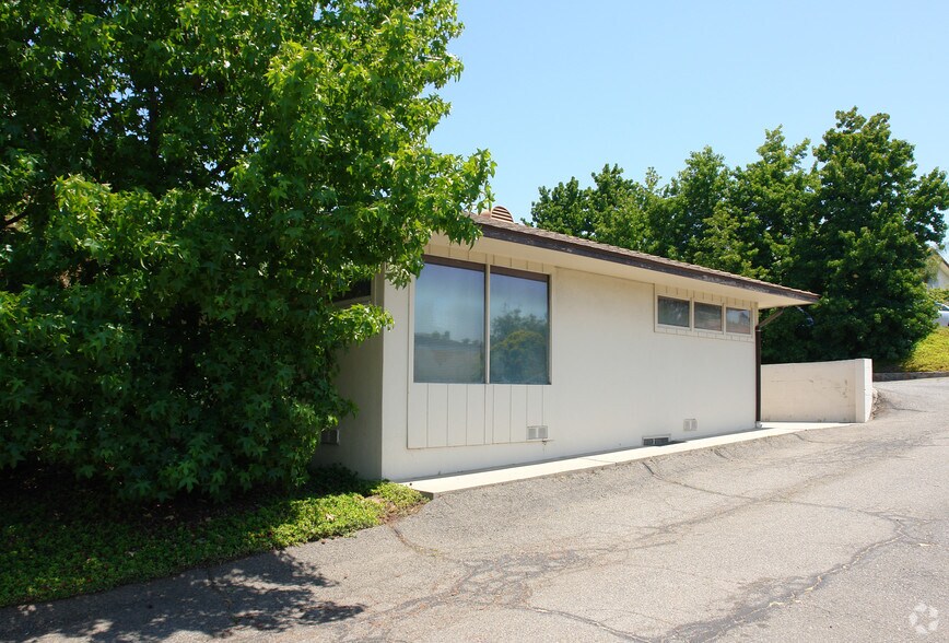 702 Civic Center Dr, Vista, CA à vendre - Photo de l’immeuble – Image 3 sur 6