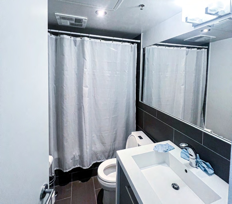 1201 Dundas St E, Toronto, ON M6J 1X3 - Lot 209 - - Photo intérieure - Image 2 of 6