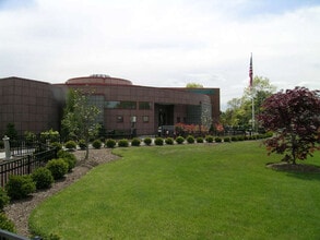 197 Hance Ave, Tinton Falls, NJ à vendre Photo de l’immeuble– Image 2 sur 15