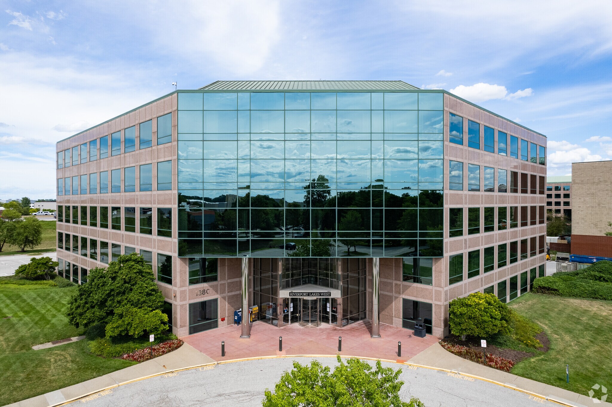 13801 Riverport Dr, Maryland Heights, MO à louer Photo de l’immeuble– Image 1 sur 16