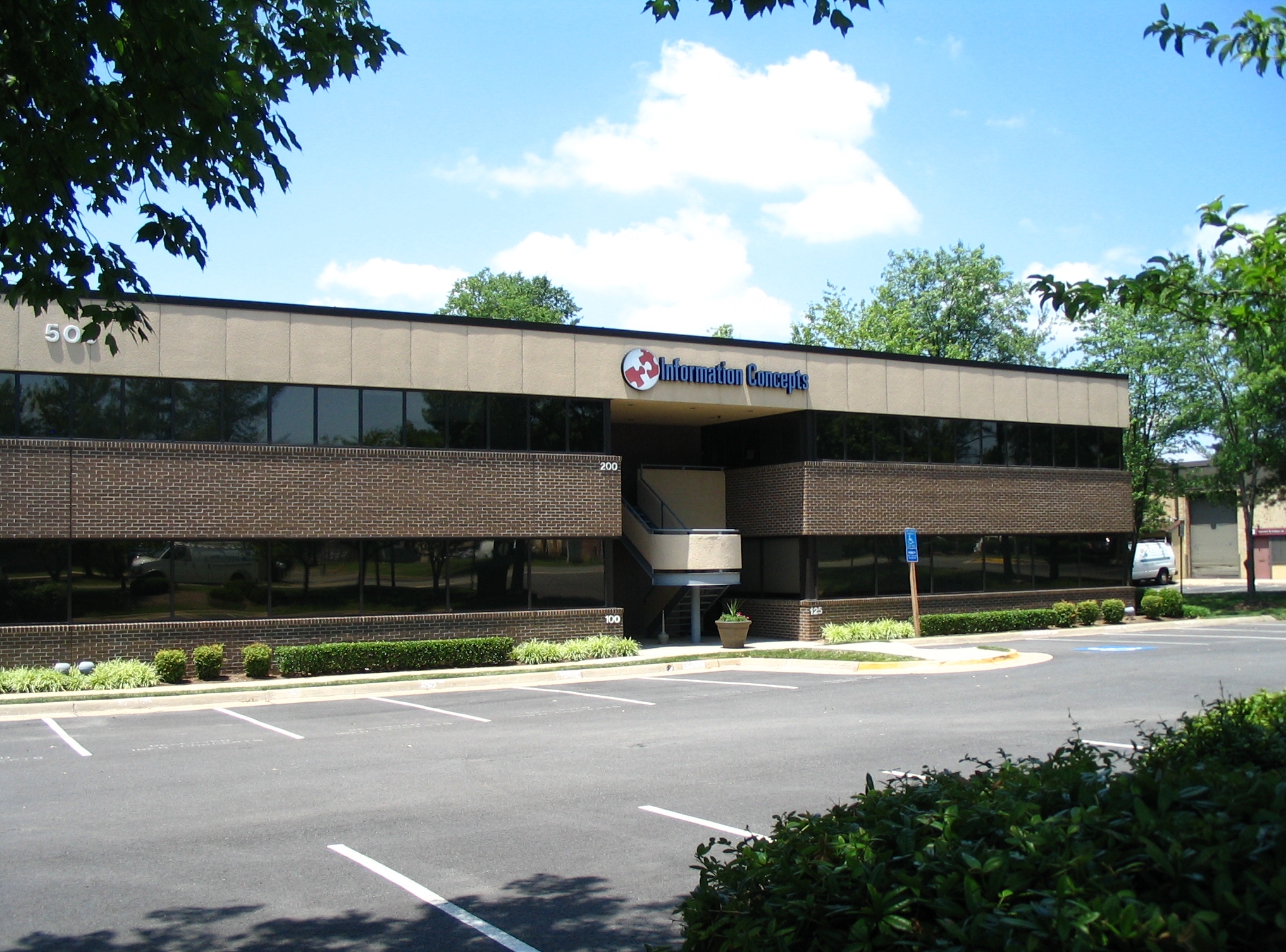 503 Carlisle Dr, Herndon, VA à louer Photo de l’immeuble– Image 1 sur 34