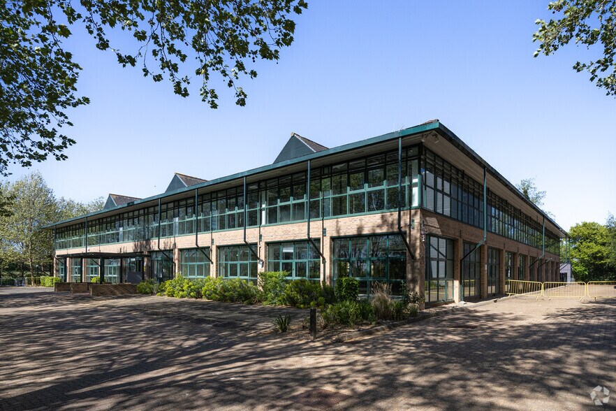 3 Roxborough Way, Maidenhead à louer - Photo principale – Image 2 sur 3