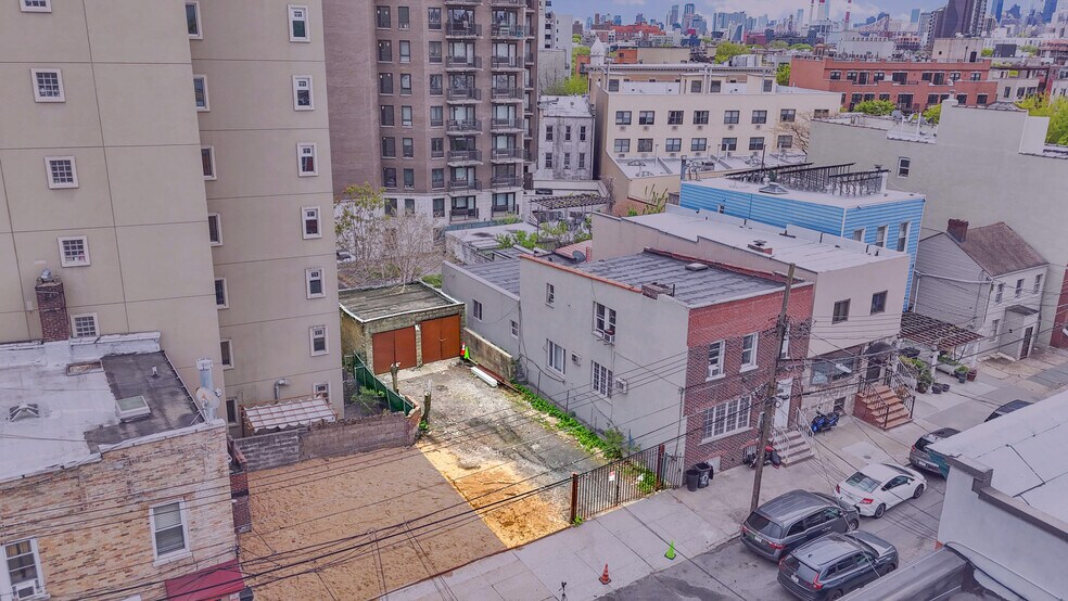 18-44 26th Rd, Queens, NY à vendre - Photo principale – Image 1 sur 4