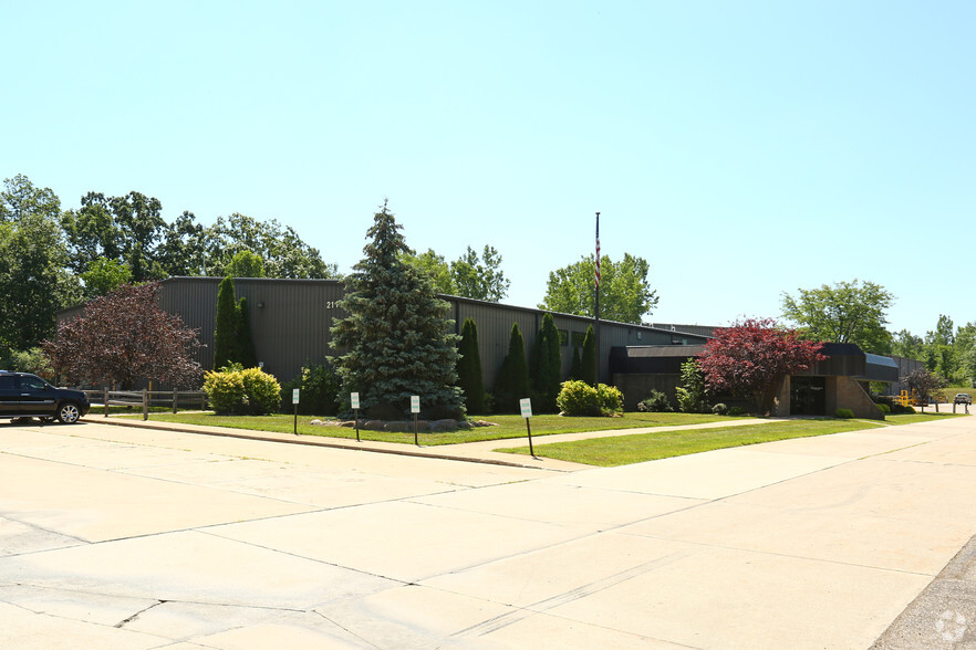 2111 W Thompson Rd, Fenton, MI à louer - Photo de l’immeuble – Image 1 sur 11