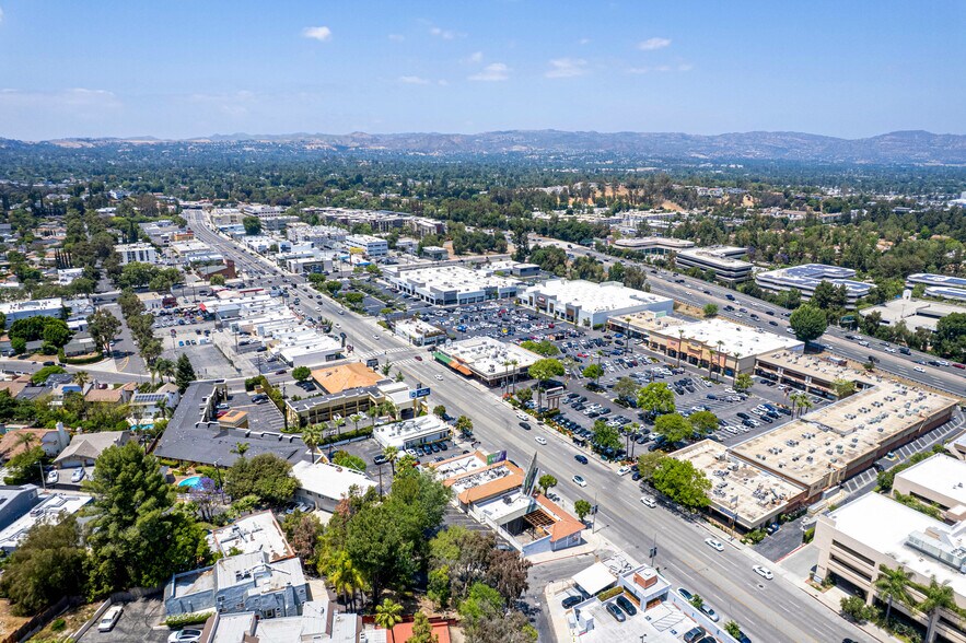 21937 Ventura Blvd, Woodland Hills, CA à louer - Photo de l’immeuble – Image 2 sur 15