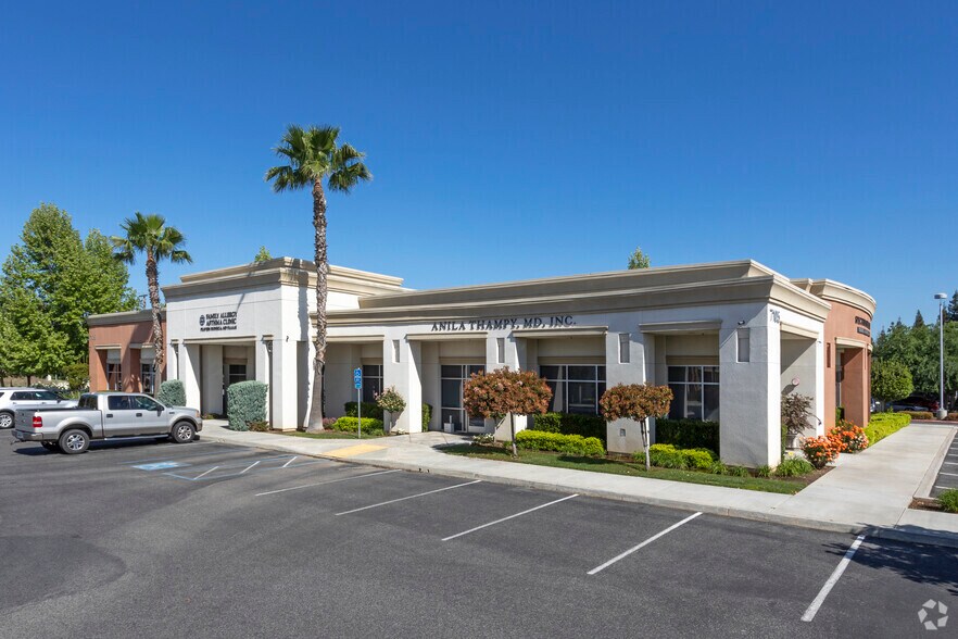 7105 N Chestnut Ave, Fresno, CA à vendre - Photo principale – Image 1 sur 4