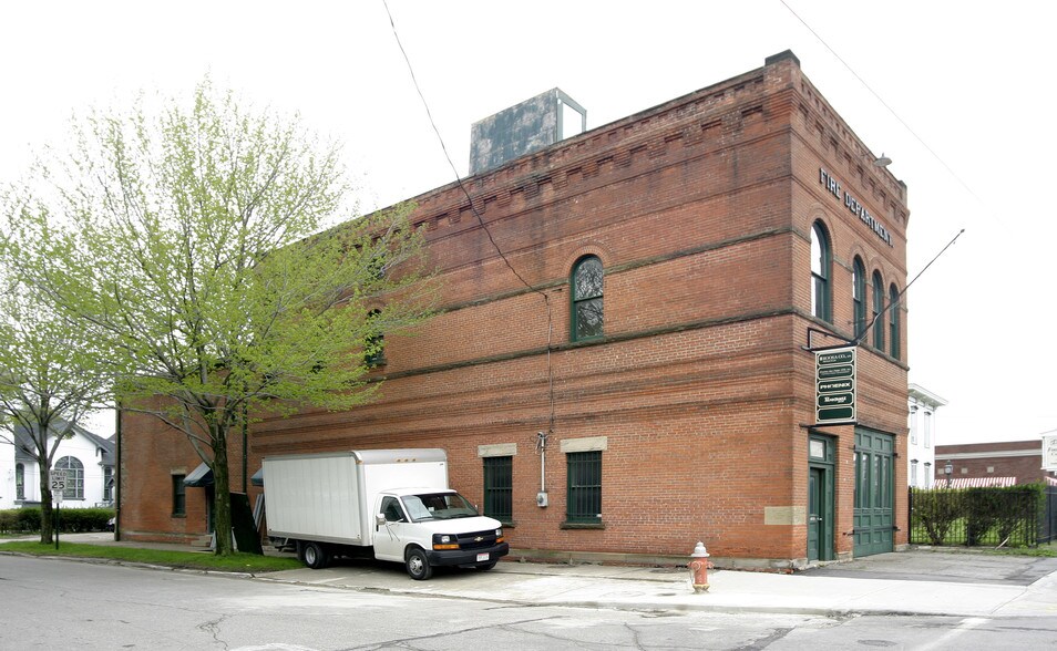 3723 Pearl Rd, Cleveland, OH à vendre - Photo de l’immeuble – Image 3 sur 36