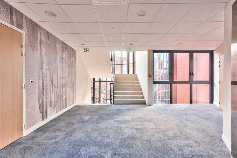 1 Rue James Joule, Guyancourt à louer - Photo de l’immeuble – Image 3 sur 15
