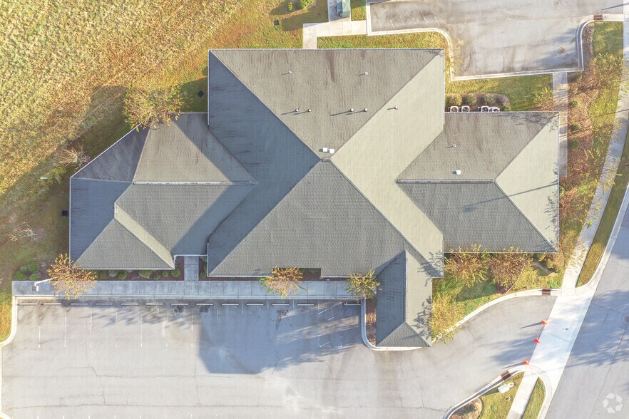 1025 Vinehaven Dr NE, Concord, NC à louer - Photo de l’immeuble – Image 2 sur 5