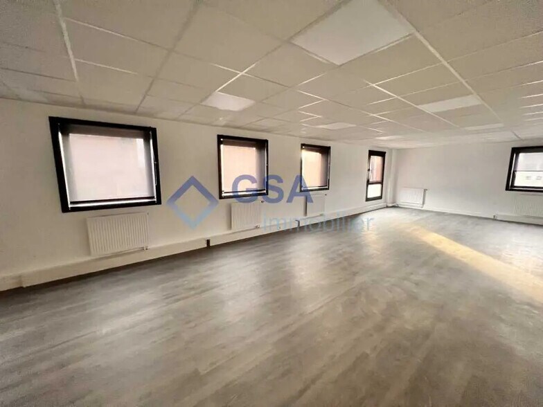 Bureau dans Évry-Courcouronnes à louer - Photo de l’immeuble – Image 3 sur 7