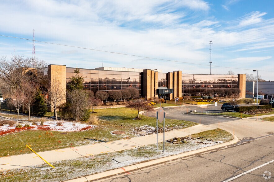 42400 Grand River Ave, Novi, MI à louer - Photo de l’immeuble – Image 2 sur 6