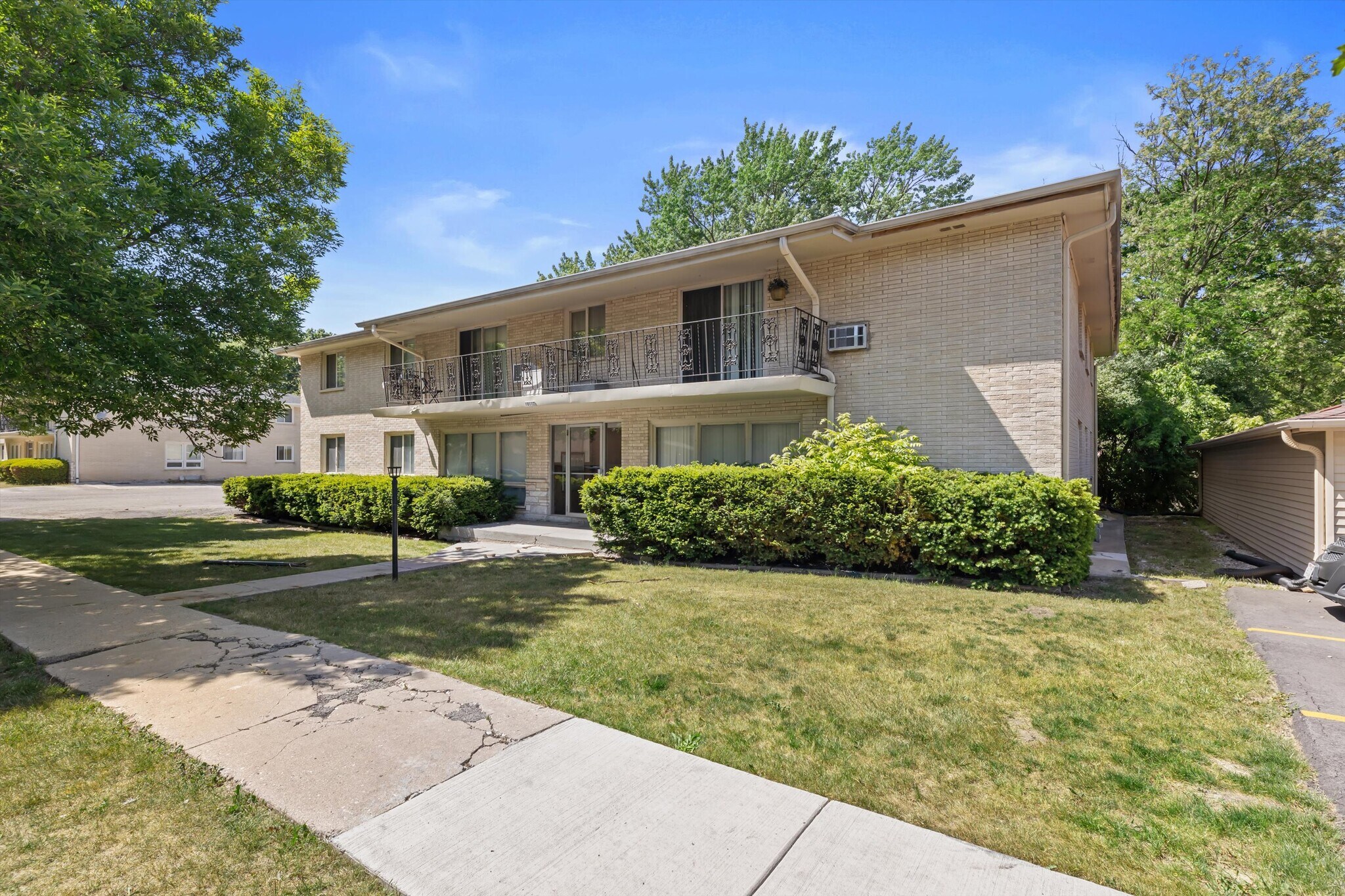 10112 W Sharon Ln, Milwaukee, WI à vendre Photo de l’immeuble– Image 1 sur 22