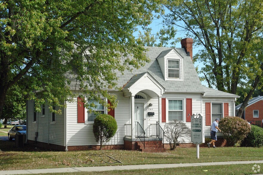 262 E Williamsburg Rd, Sandston, VA à louer - Photo de l’immeuble – Image 2 sur 2