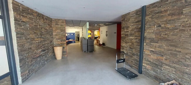 Plus de détails pour Local d’activités à vendre