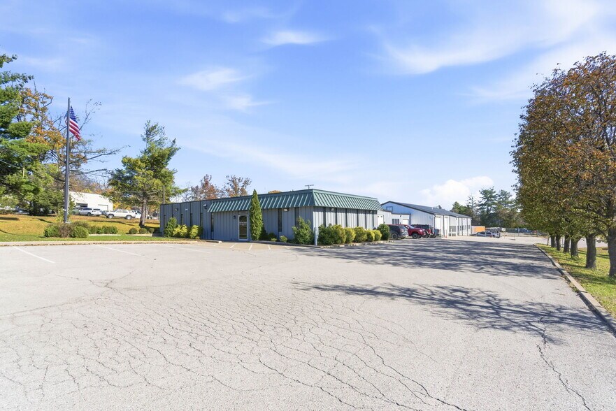 13720 Aiken Rd, Louisville, KY à vendre - Photo de l’immeuble – Image 3 sur 86