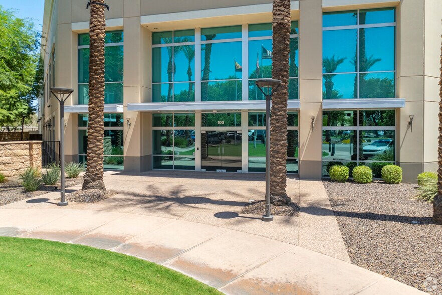 2600 W Geronimo Pl, Chandler, AZ à louer - Photo de l’immeuble – Image 3 sur 6