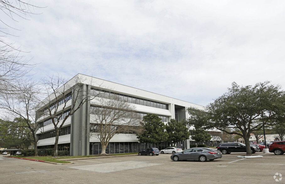 13231 Champion Forest Dr, Houston, TX à louer - Photo de l’immeuble – Image 2 sur 8