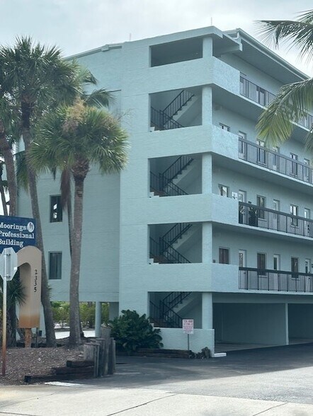 2335 Tamiami Trl N, Naples, FL à louer - Photo de l’immeuble – Image 3 sur 4
