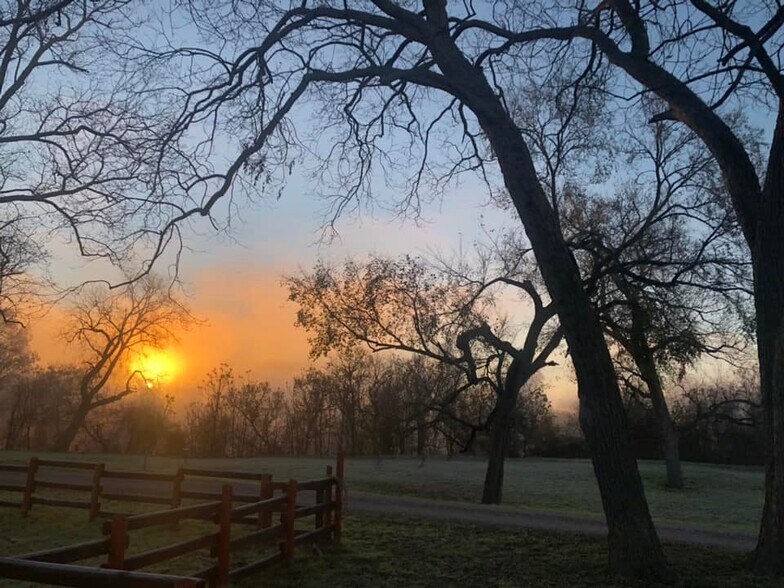 2415 Sandra Ln, Webberville, TX à vendre - Photo de l’immeuble – Image 3 sur 12